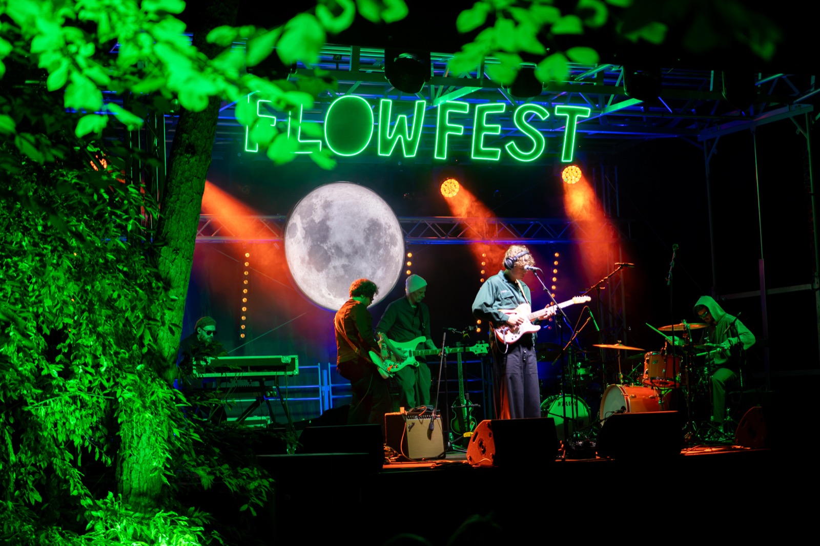 Wieczorny koncert pod zielonym neonem FlowFest