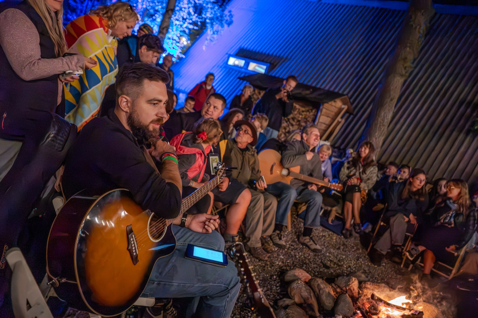 Wspólne śpiewanie z gitarą przy ognisku